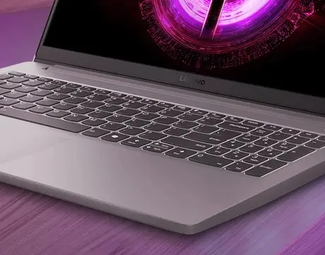 Notebook Gamer LOQe Gen 10 Ryzen 7 Lenovo 83S00001CL Vista de la parte inferior del chasis, mostrando las grandes tomas de aire y las gomas antideslizantes que aseguran estabilidad y flujo de aire constante.