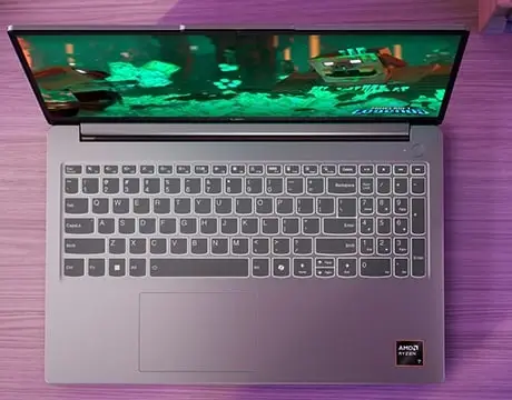 Notebook Gamer LOQe Gen 10 Ryzen 7 Lenovo 83S00001CL Detalle de la cámara web integrada en la parte superior de la pantalla, con obturador de privacidad electrónico para mayor seguridad.