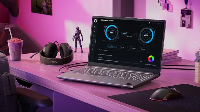 Notebook Gamer LOQe Gen 10 Ryzen 7 Lenovo 83S00001CL El Lenovo LOQ visto desde atrás, enfatizando las rejillas de escape de aire con su característico diseño aerodinámico.