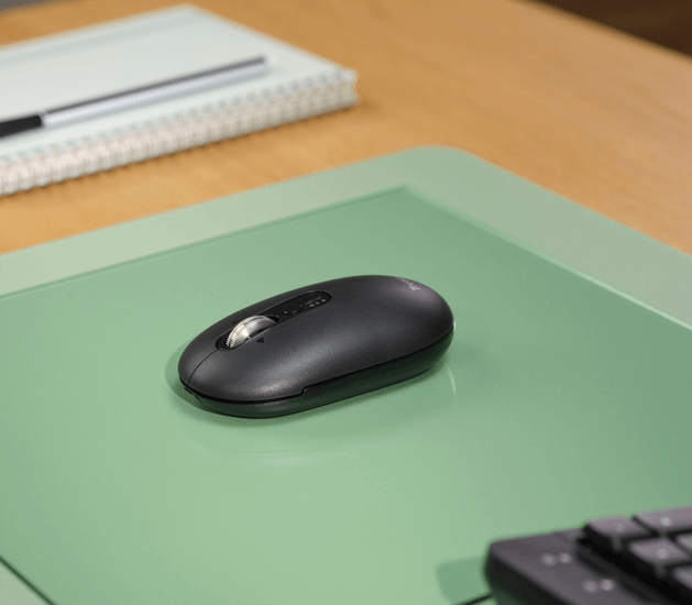 Vista frontal del mouse que destaca la curvatura ergon&oacute;mica y la posici&oacute;n de los botones principales.