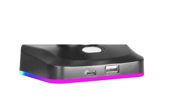 Vista detalle de base de soporte de monitor destacando sus puertos de conexi&oacute;n USB-A y USB-C para transmisi&oacute;n de datos y carga de dispositivos